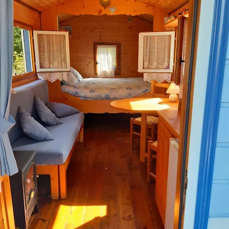 Prázdninový dům Charming Caravan Near Hamois With Garden Scy